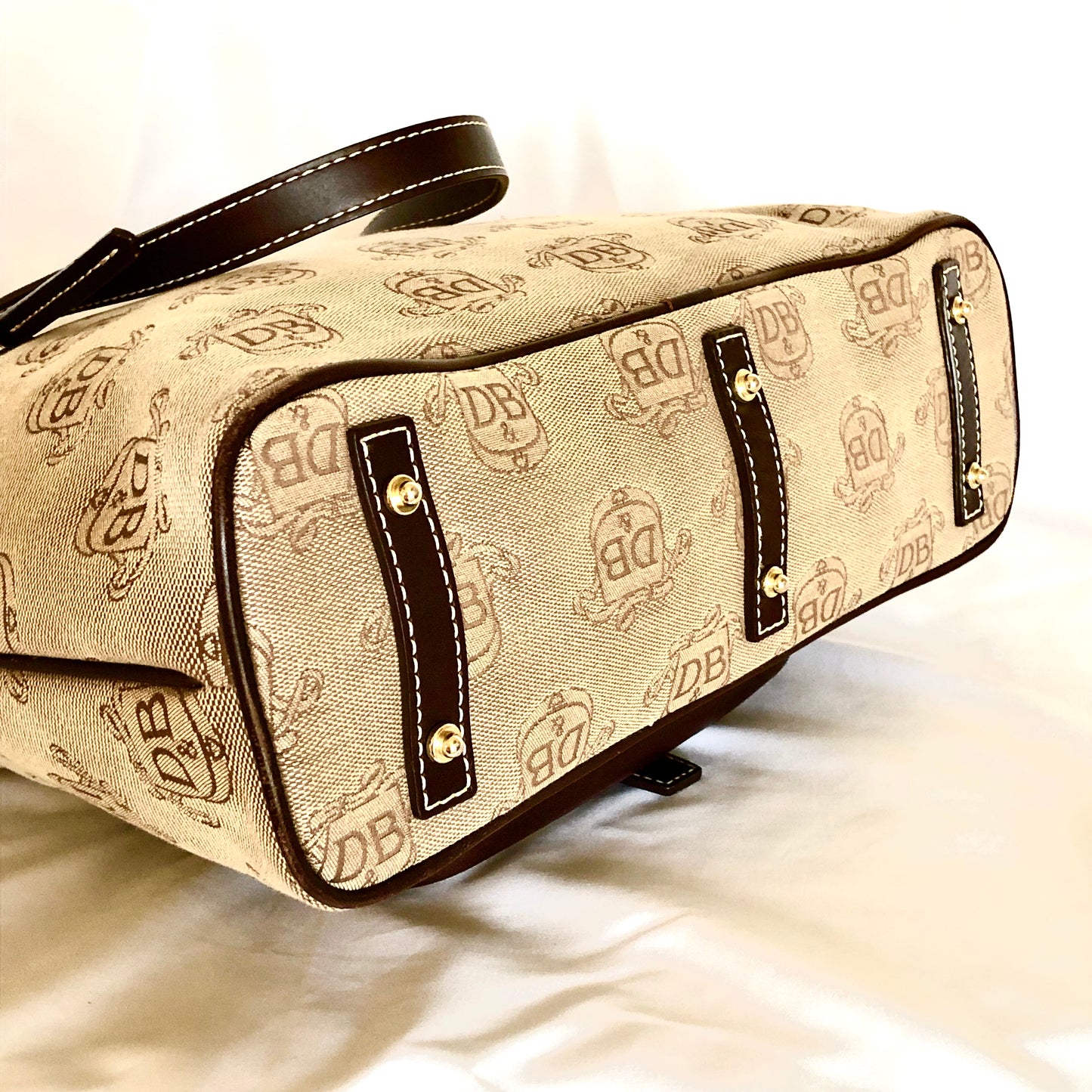 Shoulder bag - Womens Authentic Dooney & Bourke Donegal Collection Leather Signature Purse / Shoulder Bag