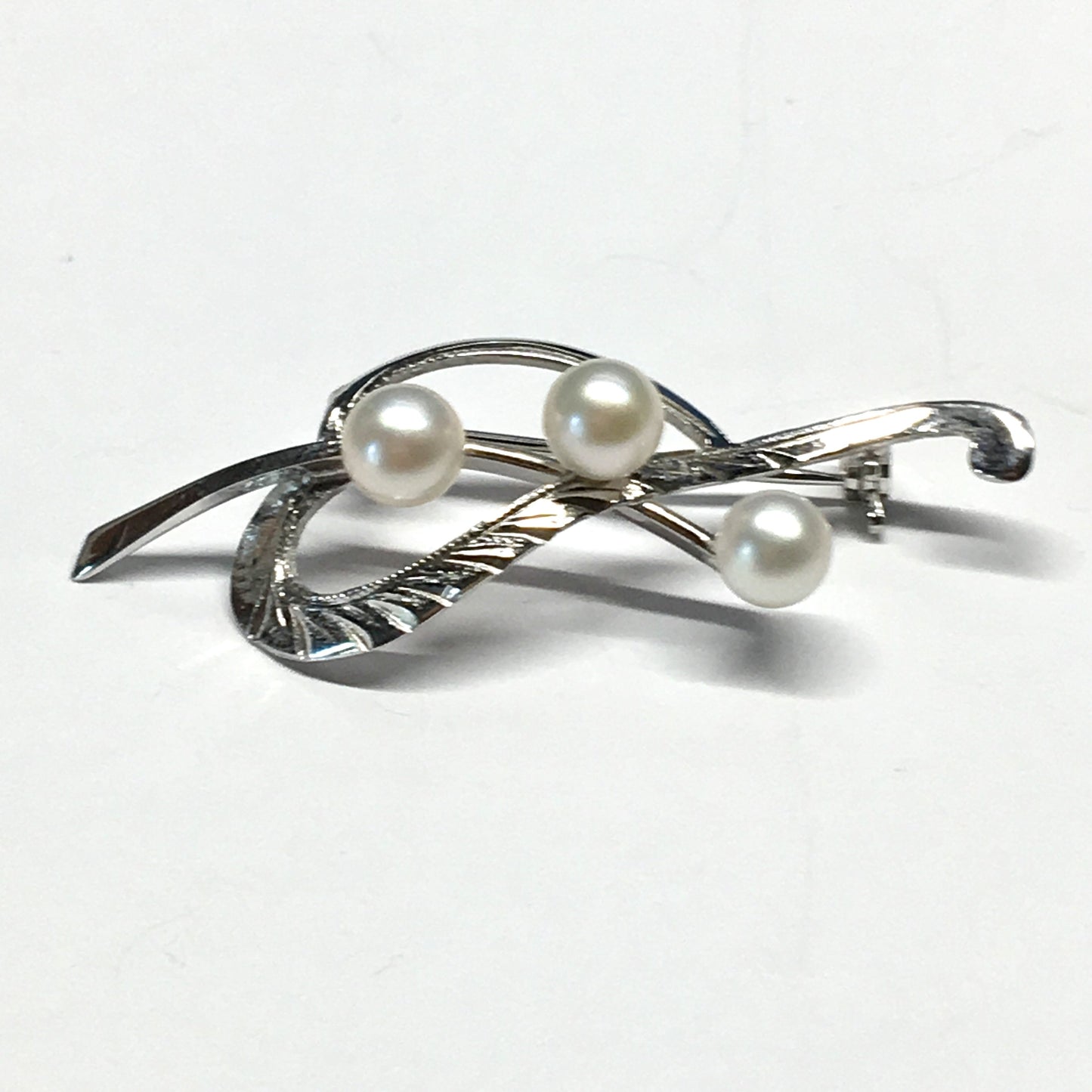 Brooch / Lapel Pin - Men Women Sterling Silver Bleeding Heart Design Pearl Brooch