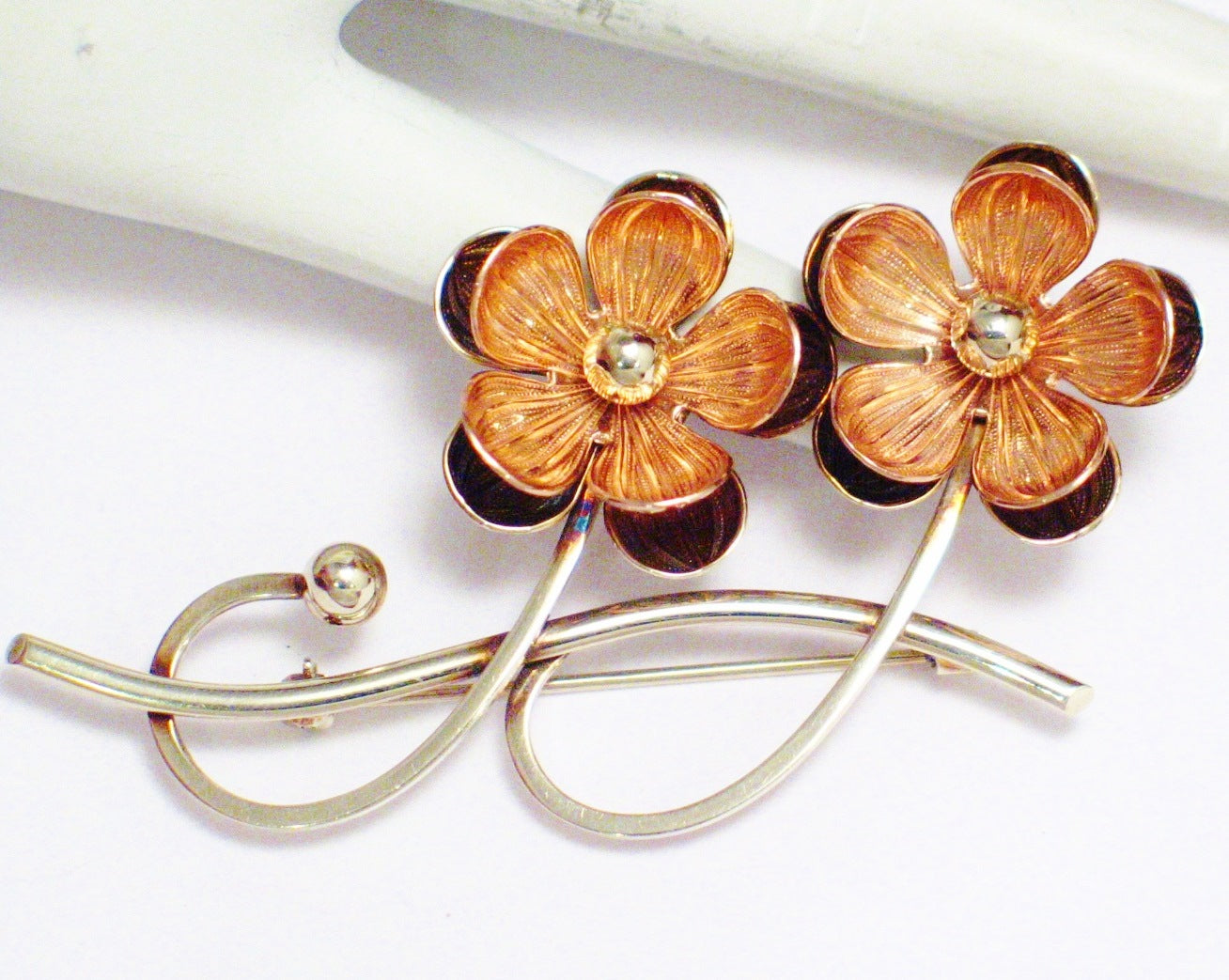Gold Brooches for women | Gold Lapel Pins for Men | Discount Estate Gold Jewelry for Less at Blingschlingers