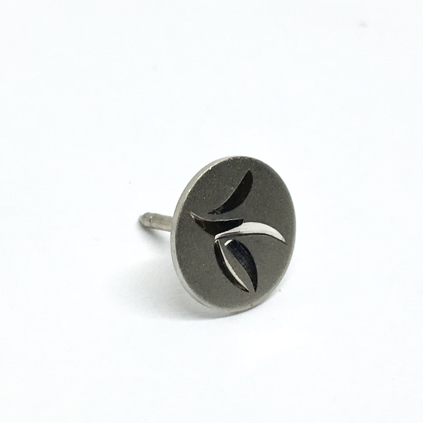Tie-Tack | Mens used Sterling Silver Diamond Cut Leaf Design Round Tie-Bar