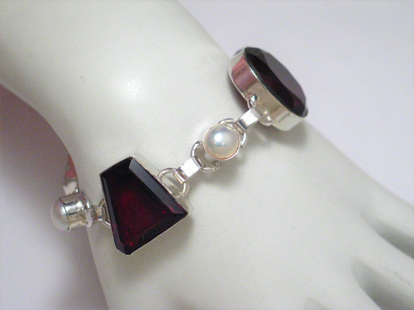 Used Jewelry > Bracelets > Womens > 8 in Sterling Silver Chunky Red Stone Pearl Bracelet - Blingschlingers Jewelry