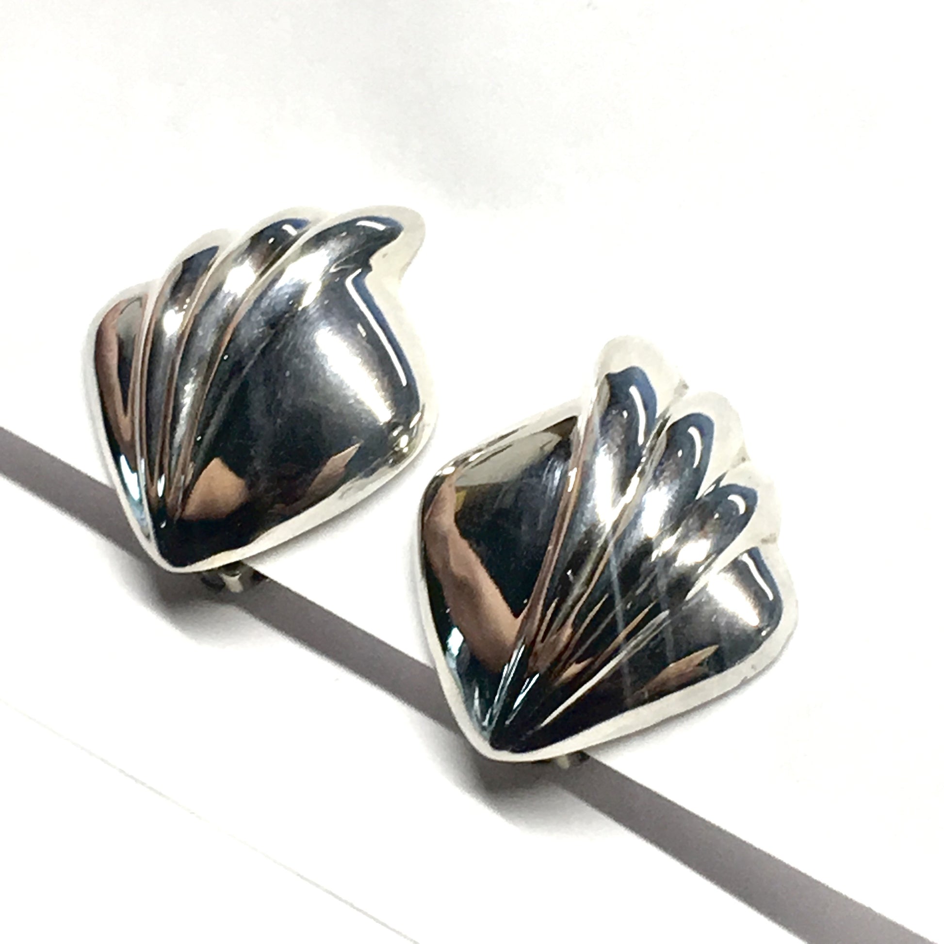 Used Jewelry > Earrings | Womens Sterling Silver A Symmetrical Scalloped Design Clip-On Earrings