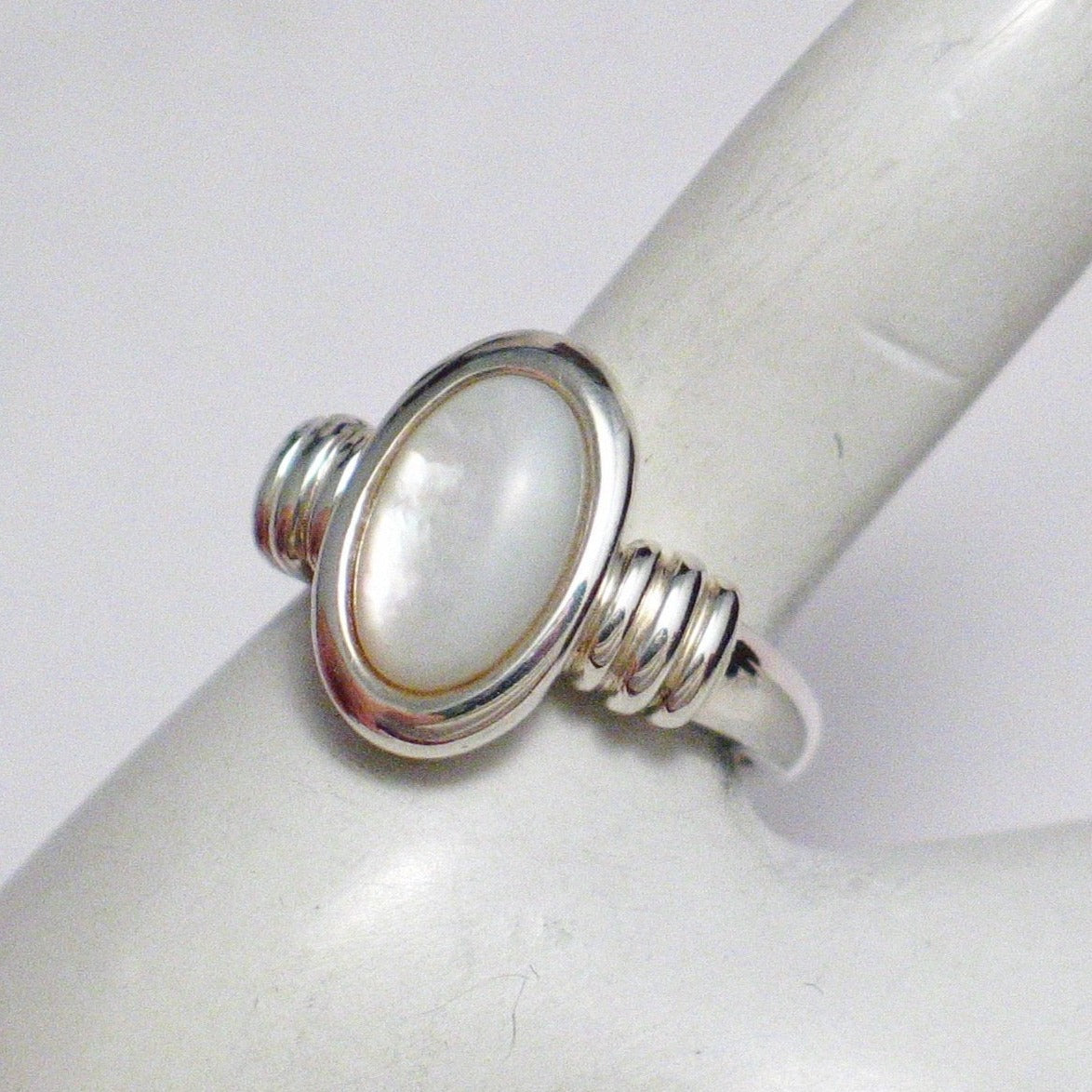 Size 8.25 Ring, Sterling Silver Sleek White Pearl Solitaire Style Stone Ring