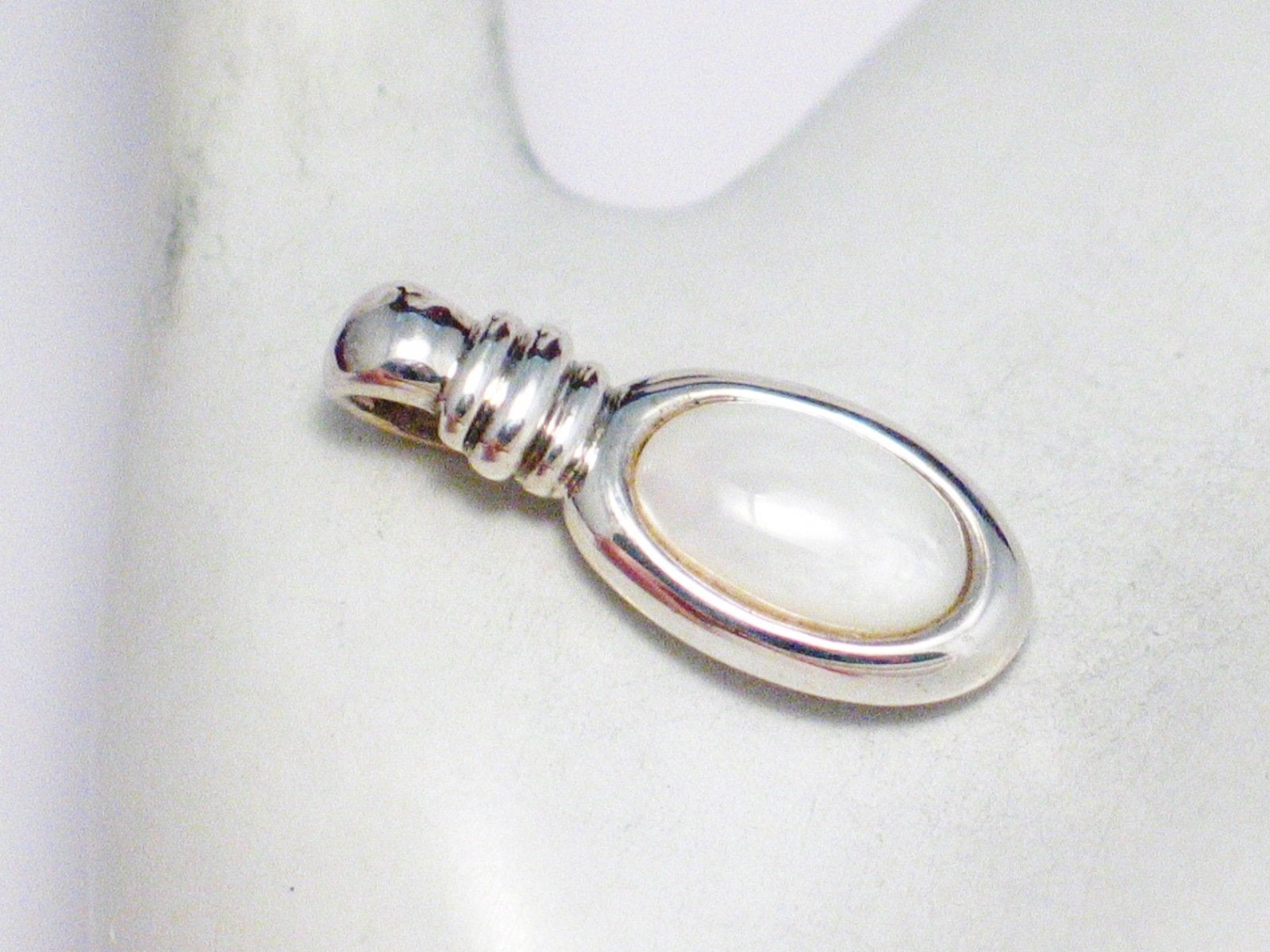 Stone Pendant, Mens Womens Sleek Oval Design White Pearl Stone Pendant